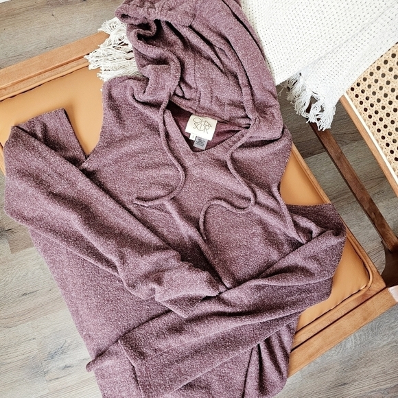 Chaser Cold Shoulder Long Sleeve Hooded Pull Over Sweater Wine Size Small - Picture 10 of 10